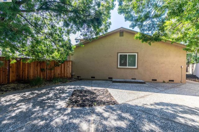 1445 Mellissa Cir, Antioch CA: https://media.crmls.org/mediaz/a9807f48-fdcd-40cf-a35d-e39ec2a3f993.jpg