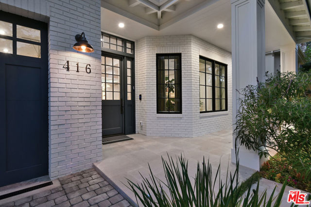 416 21st Place, Santa Monica CA: https://media.crmls.org/mediaz/a9813772-bcab-4ba1-bf5f-b2d2bfab4d77.jpg