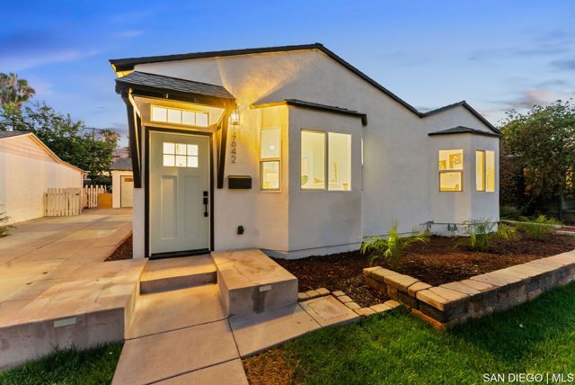 4642 Aragon DR, San Diego CA: https://media.crmls.org/mediaz/a981e94e-c27d-4c55-ac00-4b4789c09dbd.jpg