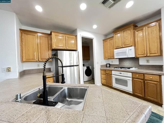 1870 Zurlo Way, Sacramento CA: https://media.crmls.org/mediaz/a9829412-7936-4351-b2a3-86f8f5a535bc.jpg