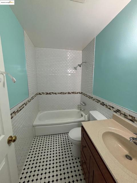 3020 35th Avenue, Oakland CA: https://media.crmls.org/mediaz/a982a224-b535-4b28-8210-b470796ba6f4.jpg