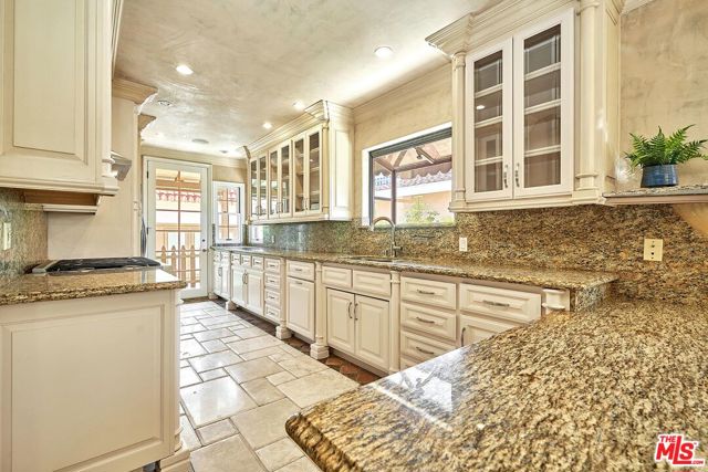 424 N Arden Boulevard, Los Angeles CA: https://media.crmls.org/mediaz/a982a847-e2cb-4346-a692-6076a629065b.jpg
