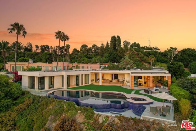 455 Castle Place, Beverly Hills CA: https://media.crmls.org/mediaz/a982cda5-d19f-43cd-8c4f-cd18ebdb1d1b.jpg