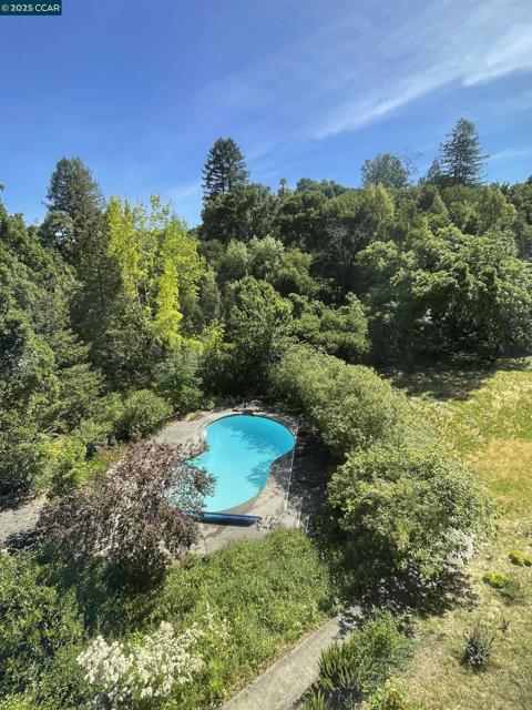 35 Tiger Tail Court, Orinda CA: https://media.crmls.org/mediaz/a983b331-df4f-4ffa-9006-b711fdb6c53f.jpg