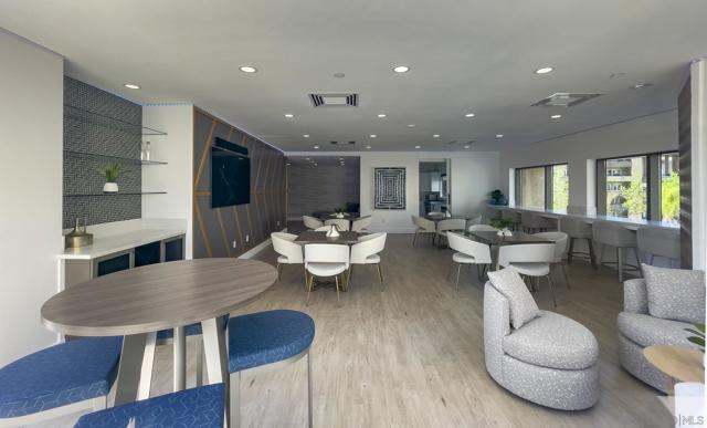 550 Front St, San Diego CA: https://media.crmls.org/mediaz/a9874fd0-ee7e-4fcf-b56a-ec4f366953e3.jpg