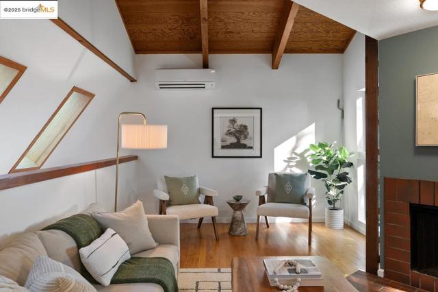 2112 Manzanita Dr, Oakland CA: https://media.crmls.org/mediaz/a987bbcf-507e-4219-901c-88e8493c0fba.jpg