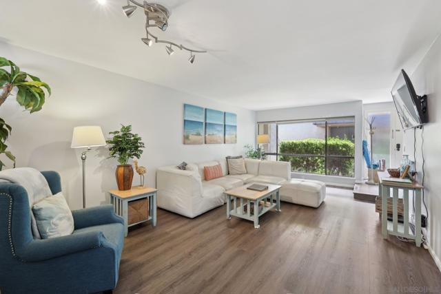 872 S Sierra Ave, Solana Beach CA: https://media.crmls.org/mediaz/a987fcd2-79b6-4069-bbda-e51962da94b0.jpg