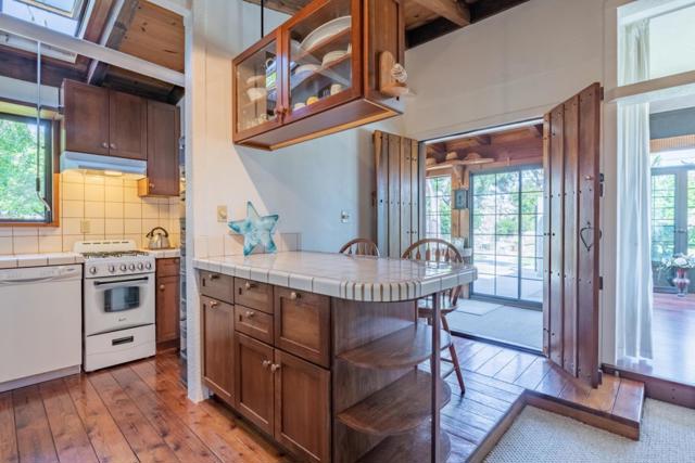 575 Dolores Avenue, Half Moon Bay CA: https://media.crmls.org/mediaz/a9889e95-b580-4e03-a402-0b139123cc70.jpg