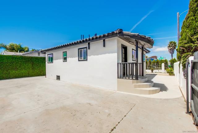 1303 Center Ave, Oceanside CA: https://media.crmls.org/mediaz/a9889eee-ee01-4a0d-9bdf-1af7b91080ca.jpg