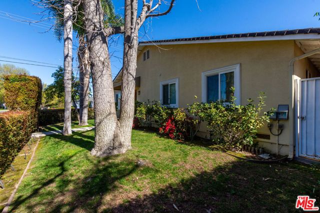 6956 Bertrand Avenue, Reseda CA: https://media.crmls.org/mediaz/a988b563-537a-4a14-8d28-d7a78f89a163.jpg