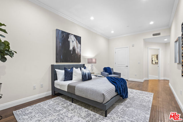 4848 Wilshire Boulevard, Los Angeles CA: https://media.crmls.org/mediaz/a98ab1f2-19b6-48ae-abbe-4be7a8796e35.jpg