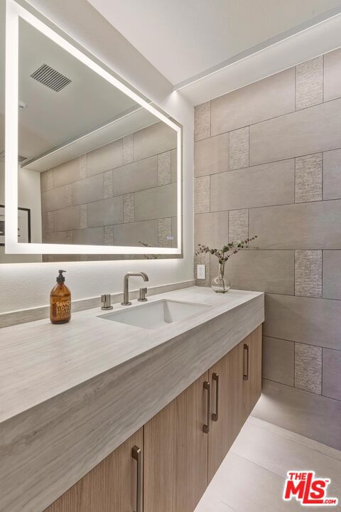 300 N Swall Drive, Beverly Hills CA: https://media.crmls.org/mediaz/a98b2b2e-daf7-4e07-9cfa-c86c67ec553d.jpg