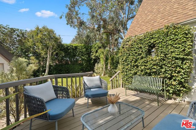 440 19th Street, Santa Monica CA: https://media.crmls.org/mediaz/a98b46d3-603e-4875-be35-de52dd8e4869.jpg