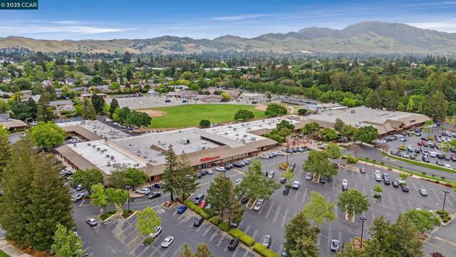 2043 Gill Port Ln, Walnut Creek CA: https://media.crmls.org/mediaz/a98b50e1-de8a-4f35-a4dc-91cacfa54aeb.jpg