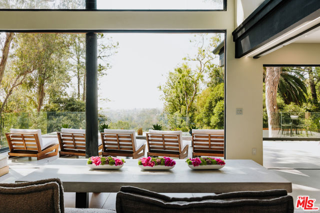 1509 Amalfi Drive, Pacific Palisades CA: https://media.crmls.org/mediaz/a98c33b0-e78e-4dc7-b551-438a4938d08a.jpg