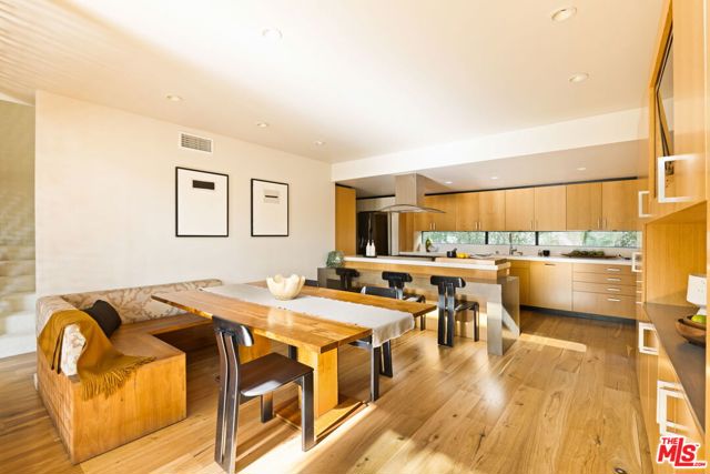 5284 Los Diegos Way, Los Angeles CA: https://media.crmls.org/mediaz/a98c5d38-b2a9-4a9b-b205-3d97da956826.jpg