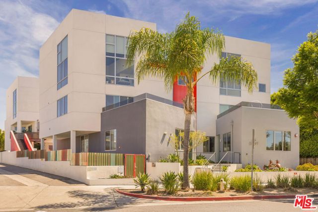 616 N Croft Avenue, West Hollywood CA: https://media.crmls.org/mediaz/a98cd8d6-105b-4304-ba8d-8adb511aa6dc.jpg