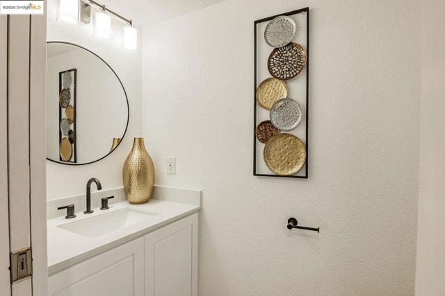 16 Town Sq PL, Oakland CA: https://media.crmls.org/mediaz/a98ddf0b-0133-4677-a10c-f2ab74da7c16.jpg