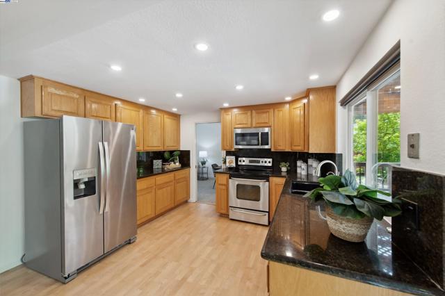 8658 Fenwick Way, Dublin CA: https://media.crmls.org/mediaz/a98e4b19-ce6a-4dee-9411-2cf2b26a7d95.jpg
