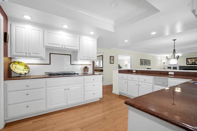8700 Oak Tree Ln, Castro Valley CA: https://media.crmls.org/mediaz/a98e891f-6683-4d1e-bb8f-50370a3693f7.jpg