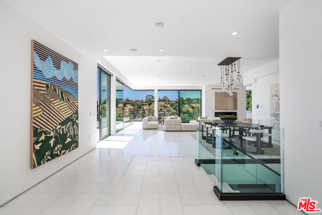 9406 Lloydcrest Drive, Beverly Hills CA: https://media.crmls.org/mediaz/a98f197b-58e2-4714-b7a4-aff111312fca.jpg