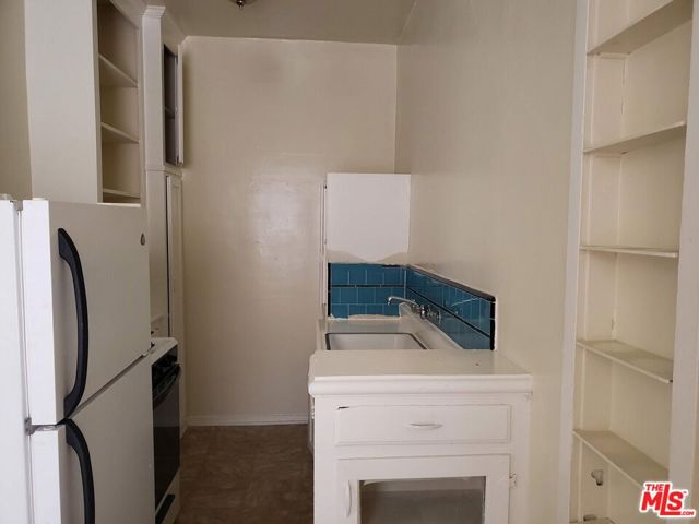 603 S Cochran Avenue, Los Angeles CA: https://media.crmls.org/mediaz/a98f3548-1bec-43bb-b20a-3e07bfcc164d.jpg