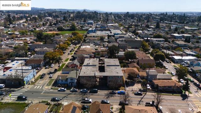 3020 35th Avenue, Oakland CA: https://media.crmls.org/mediaz/a98f5516-a4b6-4787-9617-14a2eb047355.jpg