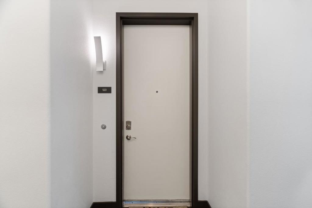 https://media.crmls.org/mediaz/a990af7e-7200-4496-a713-be4a554c92c4.jpg?preset=X-Large