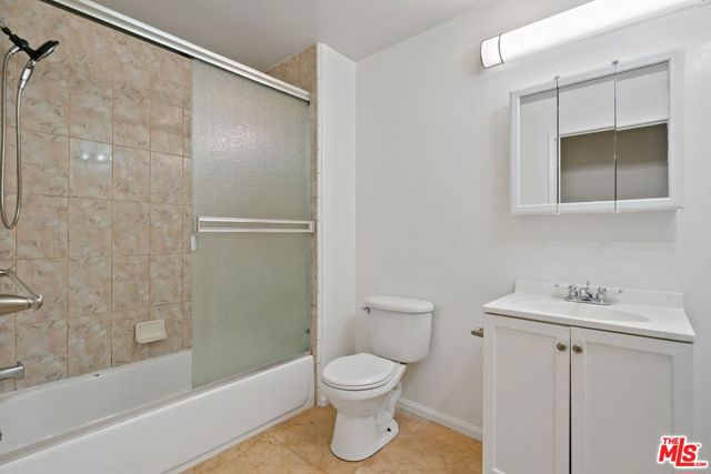 15939 Victory Boulevard, Van Nuys CA: https://media.crmls.org/mediaz/a990d676-7d5d-4614-bf37-5b32b74936cd.jpg