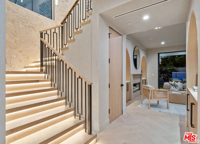 11317 Valley Spring Lane, Studio City CA: https://media.crmls.org/mediaz/a9914897-d88e-44a4-9854-8a61de7e2aad.jpg