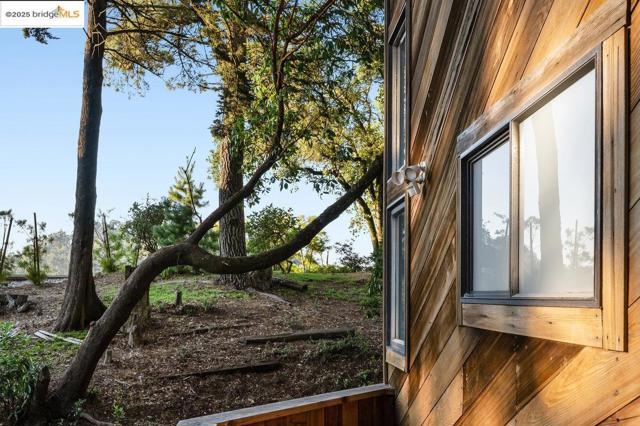 2112 Manzanita Dr, Oakland CA: https://media.crmls.org/mediaz/a994349b-f2c7-4fe0-9326-34aee51596b4.jpg