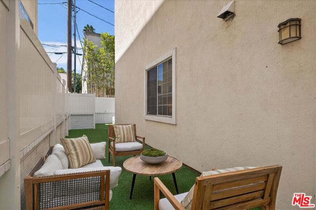 315 N Swall Drive, Beverly Hills CA: https://media.crmls.org/mediaz/a994f71e-d460-4665-bd40-1a644d7e16ea.jpg