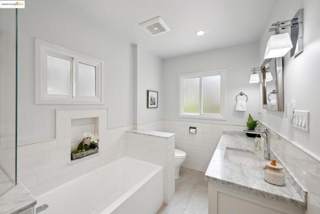 6141 Broadway Ter, Oakland CA: https://media.crmls.org/mediaz/a995ab80-b346-4fca-9d8e-dbf1c78ac441.jpg