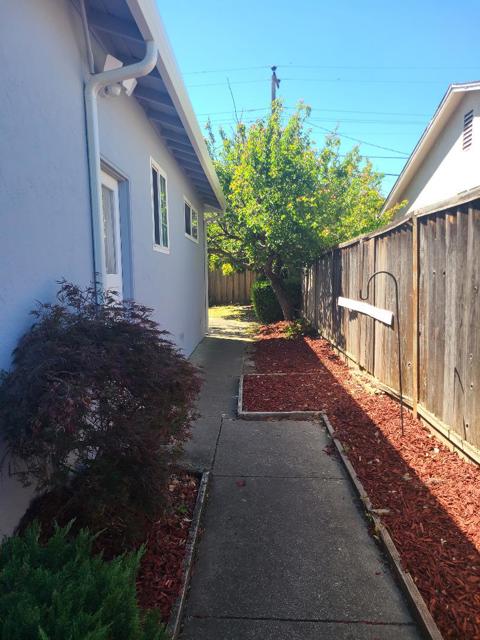 4879 Boone Drive, Fremont CA: https://media.crmls.org/mediaz/a995b5c3-844b-4a91-a66b-02fccb66cd72.jpg