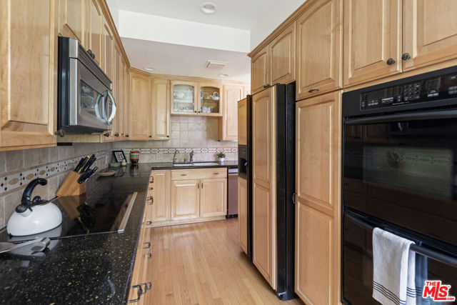 4949 Genesta Avenue, Encino CA: https://media.crmls.org/mediaz/a9961911-94a2-4052-a6c6-87491da0d9be.jpg