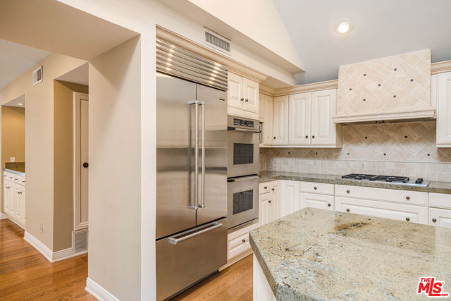 13080 Mindanao Way, Marina del Rey CA: https://media.crmls.org/mediaz/a9963946-a69b-4a34-8c57-a194cc76457d.jpg