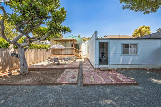 7525 Circle Hill Dr, Oakland CA: https://media.crmls.org/mediaz/a996b9e8-63c7-4e74-b63c-c77f09f2e7ef.jpg