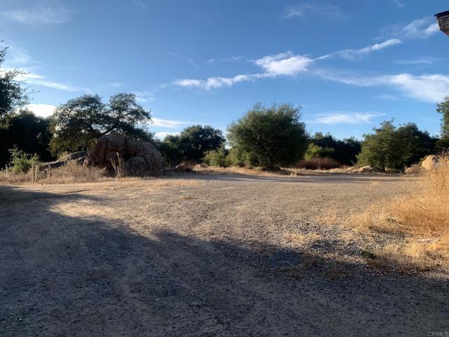 24352 Featherstone Canyon Rd, Lakeside CA: https://media.crmls.org/mediaz/a996f8e4-fb16-491a-aad2-a5bc3dc5d988.jpg
