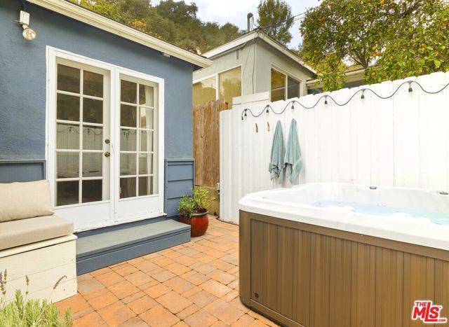 8460 Kirkwood Drive, Los Angeles CA: https://media.crmls.org/mediaz/a9970aab-38f6-4f8c-a0ba-16322d22548d.jpg