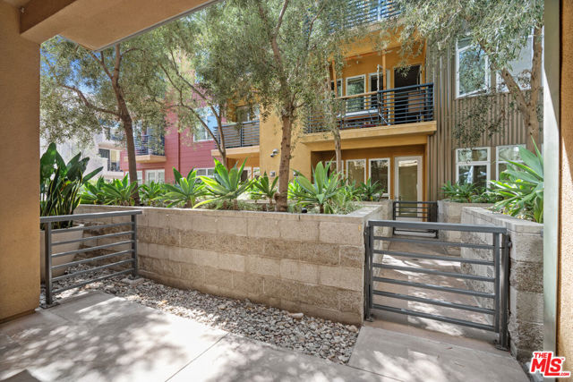 4050 Glencoe Avenue, Marina del Rey CA: https://media.crmls.org/mediaz/a9980c41-7773-44e3-a3d7-95b4eda002e8.jpg
