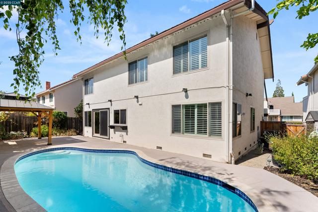 4403 Winterberry Ct, Concord CA: https://media.crmls.org/mediaz/a998881e-e910-4d70-b34b-9cba500c626c.jpg