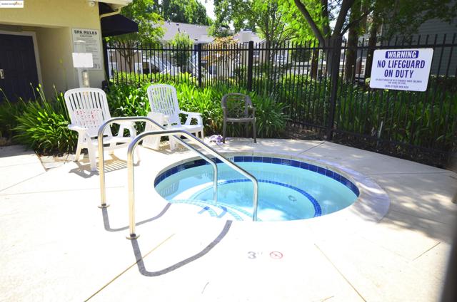 2915 N Texas St, Fairfield CA: https://media.crmls.org/mediaz/a998d22a-a322-4839-b22c-a7659a186c4f.jpg