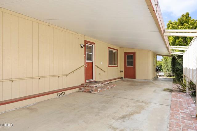 142 Poinsettia Gardens Drive, Ventura CA: https://media.crmls.org/mediaz/a999079b-465f-4dee-aad7-bbbbe300fd90.jpg