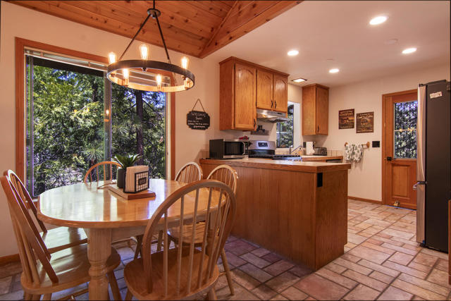 24561 Lakeview Drive, Idyllwild CA: https://media.crmls.org/mediaz/a99a53ad-933e-41c7-93e1-a2ea6beb6c55.jpg