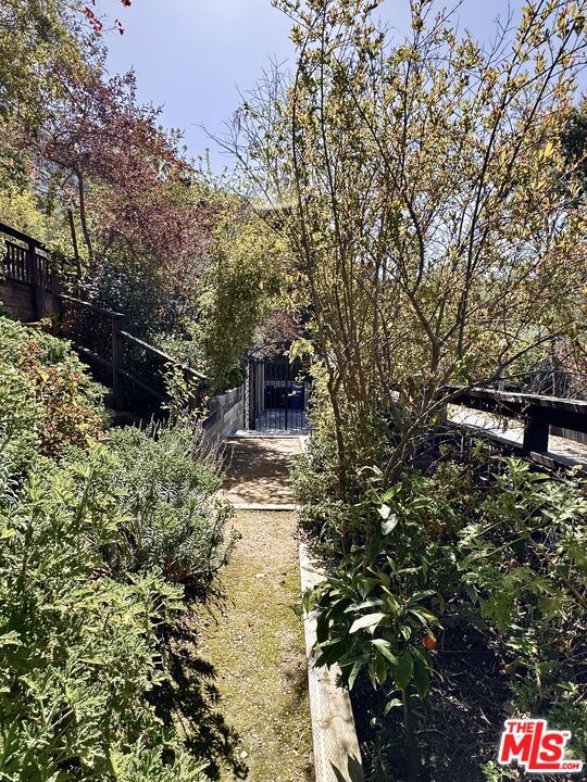 3908 Fairway Avenue, Studio City CA: https://media.crmls.org/mediaz/a99a9dda-48c5-4667-a015-cd0ae503f498.jpg