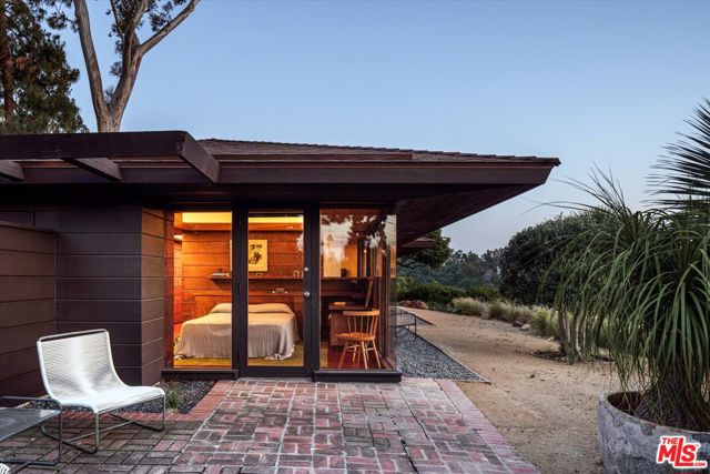 4260 Sea View Lane, Los Angeles CA: https://media.crmls.org/mediaz/a99b1e5c-492f-4148-ac69-850256e16b68.jpg