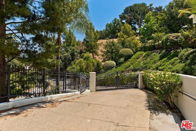 732 Saint Katherine Drive, La Canada Flintridge CA: https://media.crmls.org/mediaz/a99c04ff-823f-4822-8244-88fb73f36bfe.jpg