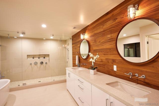 2641 Costebelle Dr, La Jolla CA: https://media.crmls.org/mediaz/a99ddc8b-3d51-4dc8-85da-954ad3c8da60.jpg
