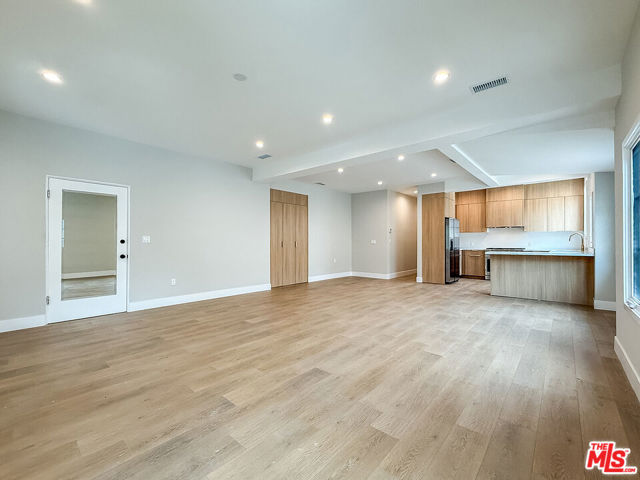 150 N Arnaz Drive, Beverly Hills CA: https://media.crmls.org/mediaz/a99e63c2-eaef-45ce-b0db-eb8d0da1dbb5.jpg