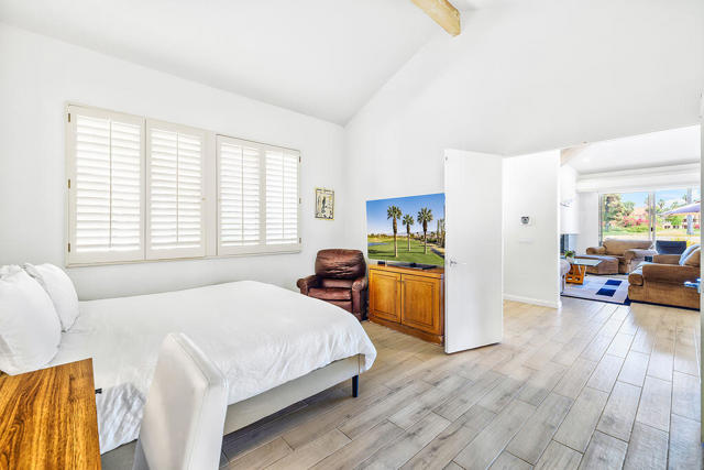 192 Kavenish Drive, Rancho Mirage CA: https://media.crmls.org/mediaz/a99f143d-49dc-4d99-aa2b-7695f97e09df.jpg